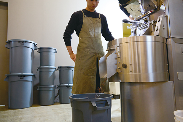 ロクメイコーヒーの“ホームロースタリー”から広がる一杯 ― 現場を支えるラバーメイドのブルートコンテナ