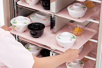 温冷配膳車に入れた食器