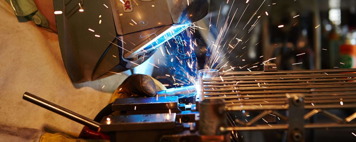 エレクター甲府工場の設備と培われた技術、金属加工・溶接加工。