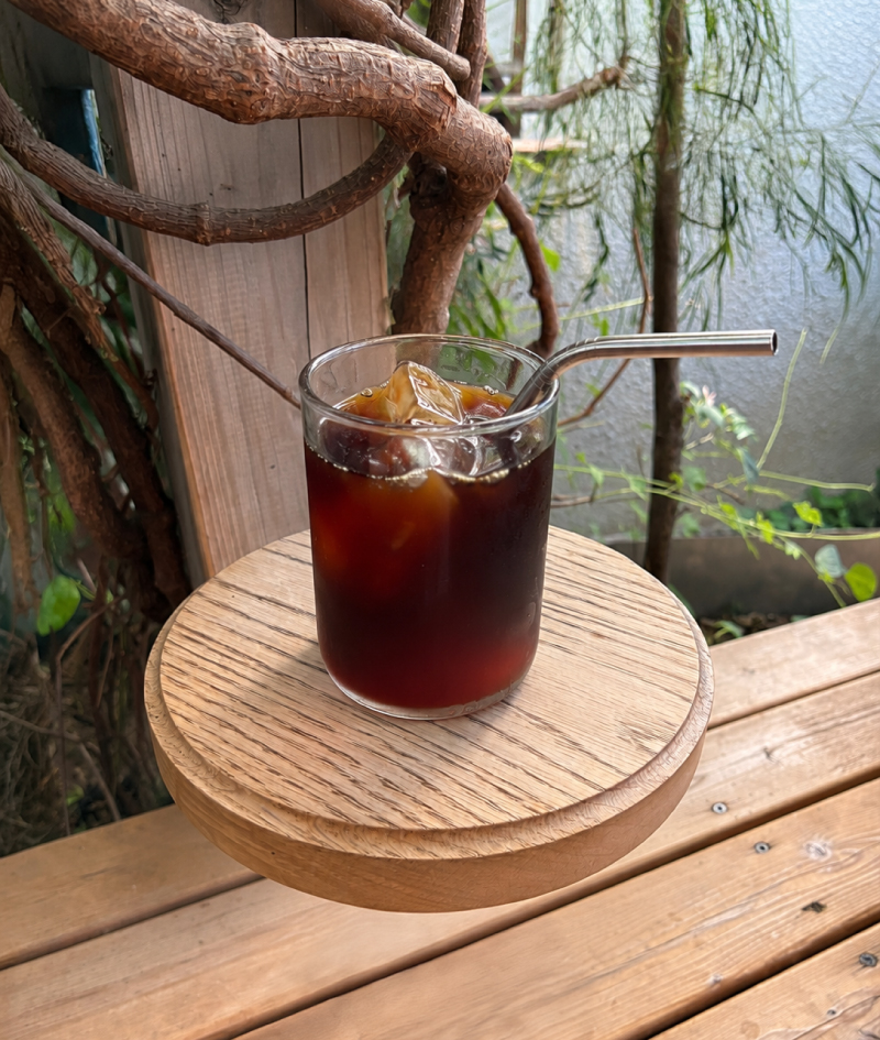 アイスコーヒーの提供にはステンレスストローを使用