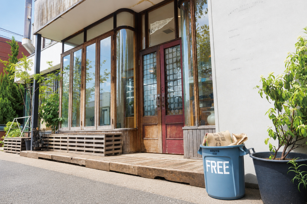 無料提供している麻袋が入ったブルートコンテナには白いテープで「FREE」と記載