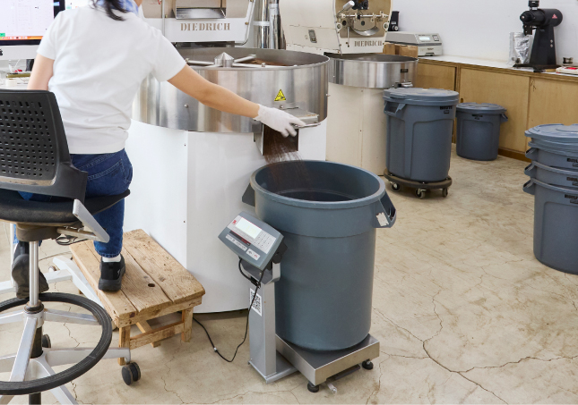 ブルートコンテナを使用した焙煎の様子