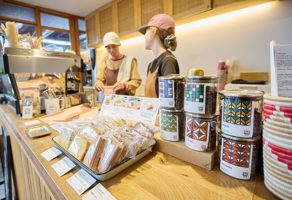 コーヒー豆や焼き菓子が並ぶ店頭 そこに立つスタッフの方々