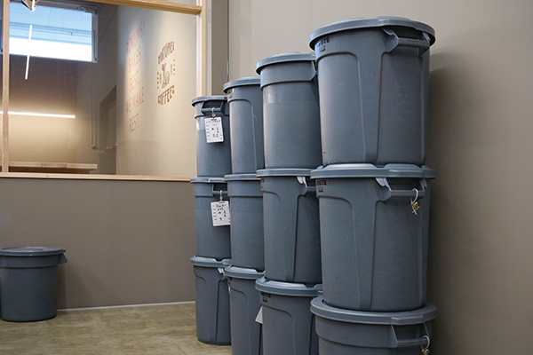 焙煎所内のブルートコンテナ