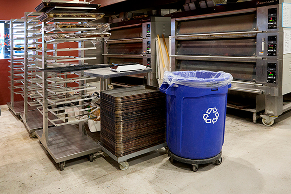 カフェのベーカリー内のブルートコンテナ