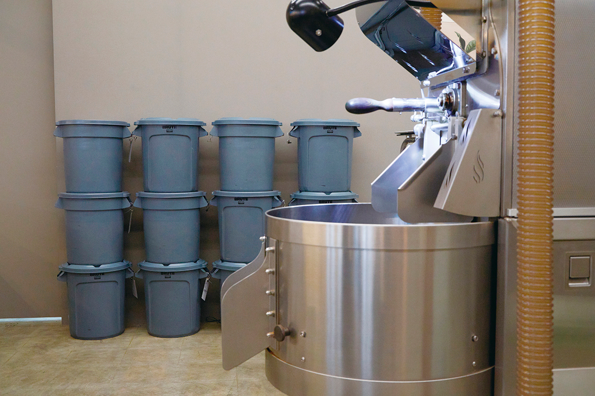 焙煎機とブルートコンテナ